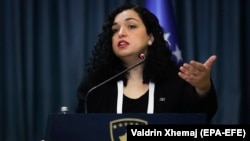 Вйоса Османи айым президенттин милдетин аткаруучу катары Евробиримдиктин атайын өкүлү менен жолугушуусунан кийинки маалымат жыйынында. Приштина, Косово. 2-март, 2021-жыл.