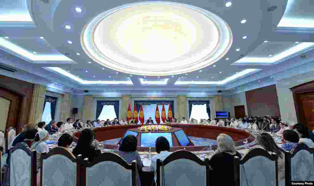 &laquo;Я&nbsp;знаю вас, как неравнодушных к&nbsp;будущему государства людей-государственников, работающих в&nbsp;неправительственных организациях, с&nbsp;высоким интеллектуальным потенциалом. Наша сегодняшняя&nbsp; встреча с&nbsp;вами также проходит в&nbsp;интересах государства и&nbsp;народа. Вы&nbsp;являетесь активным и&nbsp;непосредственным участником становления демократических процессов и&nbsp;важных политических изменений в&nbsp;Кыргызстане&raquo;,&nbsp;&mdash; подчеркнул Сооронбай Жээнбеков.