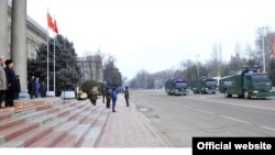 Атайын полк ушундай суу бүркүгүч унаалар менен да жабдылган. Өкмөт башчы атайын полктун парадын кароодо, Бишкек, 25-январь, 2014.