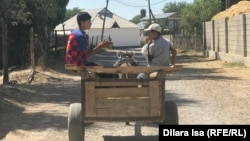 Дети едут на арбе в селе Шорнак, где произошло столкновение казахов и узбеков. Туркестанская область, 27 июля 2020 года.