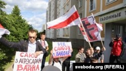 Ілюстрацыйнае фота. Акцыя «Маладога Фронту» на адкрыцьці графіці «Масква — Менск», на якім беларускі хлопчык «сябруе» з расейскай дзяўчынкай