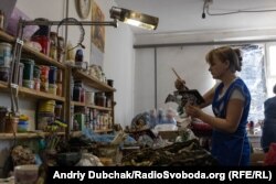 Жінка розфарбовує гіпсову фігурку птаха, Кримське, вересень 2021 року