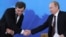 Вице-премьер РФ Владислав Сурков и премьер-министр РФ Владимир Путин в 2012 году на совещании в Кургане 