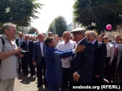 Былому кіраўніку гарадзкой вэртыкалі Віктару Шорыкаву ў падарунак азэрбайджанскі картуз