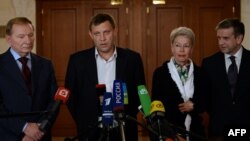 Бывший президент Украины Леонид Кучма,  премьер-министр самопровозглашенной ДНР Александр Захарченко, представитель ОБСЕ Хайди Тальявини, посол России в Киеве Александр Захарченко делают заявление по итогам переговоров