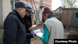 Координатори агропроекту перевіряють заявників на грант від фонду «Карітас». Фото надане організацією «Карітас»