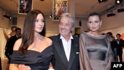 Lola Karimowa-Tyllaýewa (sagda), fransuz akýory Alain Delon (ortada) we italýan aktrisasy Monika Beluççi Pariždäki çärede, 2009-njy ýylyň 8-nji apreli.