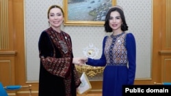 Özbegistanyň prezidentiniň gyzy Saýida Mirziýoýewa (sagda) we Türkmenistanyň öňki prezidentiniň gyzy, häzirki döwlet baştutanynyň dogany Oguljahan Atabaýewa