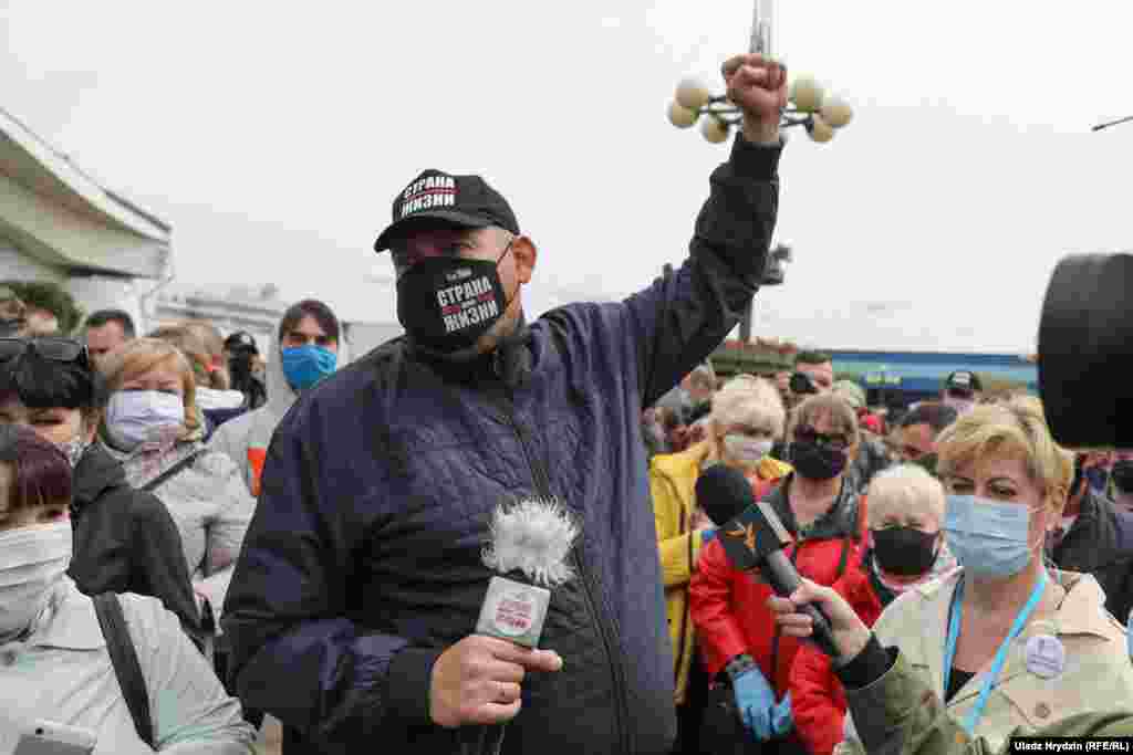 Тихановський під час мінської акції протесту. Поліція часто розганяла подібні акції протесту, але цього разу не втручалася. HRW повідомляє, що понад 120 білоруських демонстрантів, опозиційних блогерів, журналістів та інших критиків уряду були заарештовані владою в період із 6 по 13 травня