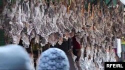 افغان‌ها معمولاً در خزان گوشت را به شیوۀ سنتی قاق کرده و در ایام زمستان از آن غذا های متنوع تهیه می‌کنند