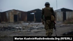 Український військовослужбовець в Авдіївці