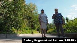 Так, по мнению членов административной комиссии, выглядит "центр активно посещаемой гражданами территории". Справа тот самый газон, клумбы на котором создавали "неприглядный запущенный вид".