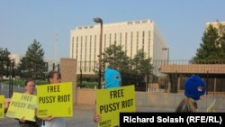 Акция в поддержку Pussy Riot у здания российского посольства в Вашингтоне.