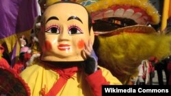 Жаңы жылда мотурайган баланын сүрөтү бакыт алып келет деп саналат.