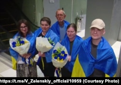 Вызваленыя праз абмен зь беларускіх калёніяў палітзьняволеныя грамадзяне Ўкраіны ў Кіеве. 28 чэрвеня 2024 году