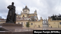 Святоюрський комплекс УГКЦ у Львові. Пам'ятник митрополитові Андрею Шептицькому