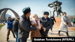 Жүрүшкө чыккан активисттер кармалды 