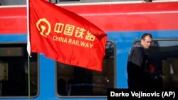 Робітник на ділянці реконструкції залізничної лінії між Будапештом і Белградом, 28 листопада 2017 року