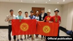 "Сапат" билим берүү мекемесинин быйыл июлда Бразилиядагы олимпиададан байге алган окуучулары.