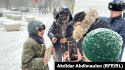 Активистка Акторгын Аккенжебаласы проводит пикет после ареста автора сатирического паблика Темирлана Енсебека в Алматы, 22 января 2025 г.