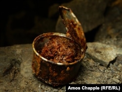 Консервная банка с неизвестным содержимым внутри заброшенной урановой шахты