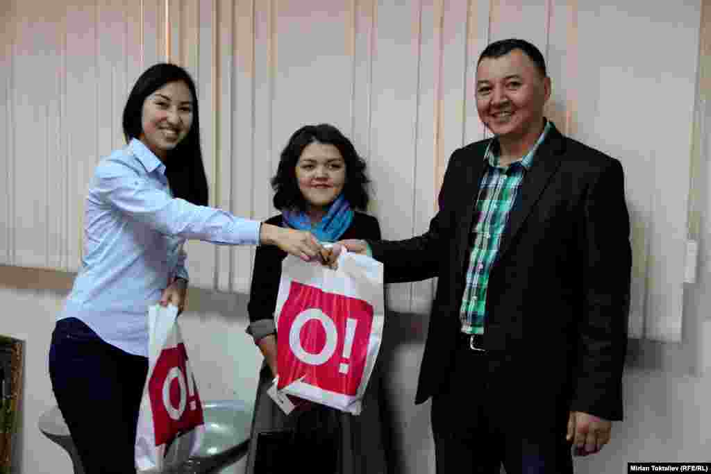 Занявшие второе и третье места призеры получили Wi-Fi роутеры. Второе место занял&nbsp;Жумабай уулу Кубанычбек&nbsp;за работу &laquo;Самый молодой егерь в заповеднике&raquo;.​