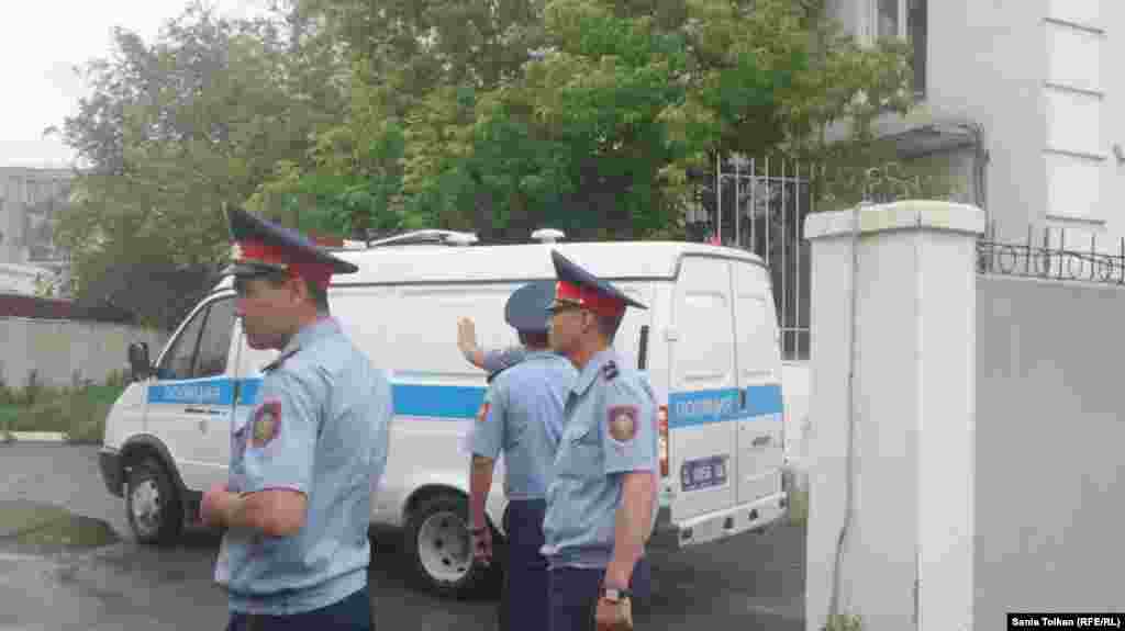 Сотрудники полиции у входа в здание Атырауского городского суда №2, где ожидается заседание суда по мере пресечения в отношении Макса Бокаева и Талгата Аяна. &nbsp;&nbsp;
