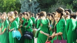 Diňle: Tejende mekdep okuwcylary sapaga derek reklama diňlemäge mejbur edildi