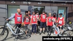 Удзельнікі роварнага прабегу «Едзем за сваіх» у Вільні перад стартам