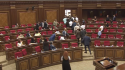 Ծեծկռտուք Աժ-ում. ՔՊ-ն կողմ քվեարկեց ընդդիմադիր պատգամավորին կալանավորելուն