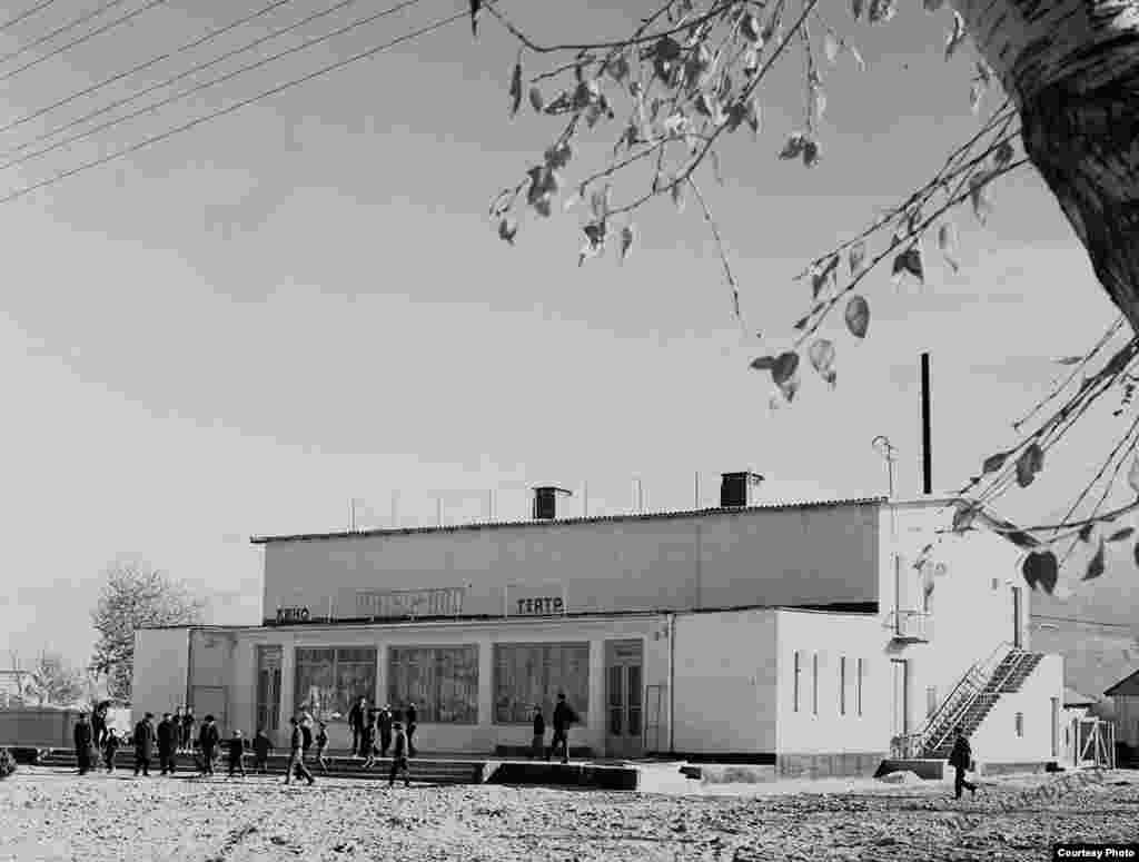 Кинотеатр &quot;Чатыр-Куль&quot; в селе Ат-Баши после сдачи в эксплуатацию, 1970 год. Автор фото - Н. Жиганов.&nbsp;