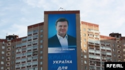  Талапкерлердин бакыйган сүрөттөрү бардык жерлерге илине баштады.