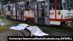 Орус армиясынын кезектеги аба соккусу көчөдө бараткан трамвайга тийген. Талкаланган транспорттун жанында адам сөөктөрү жатат. 8-январь. 2025-жыл. Запорожье.