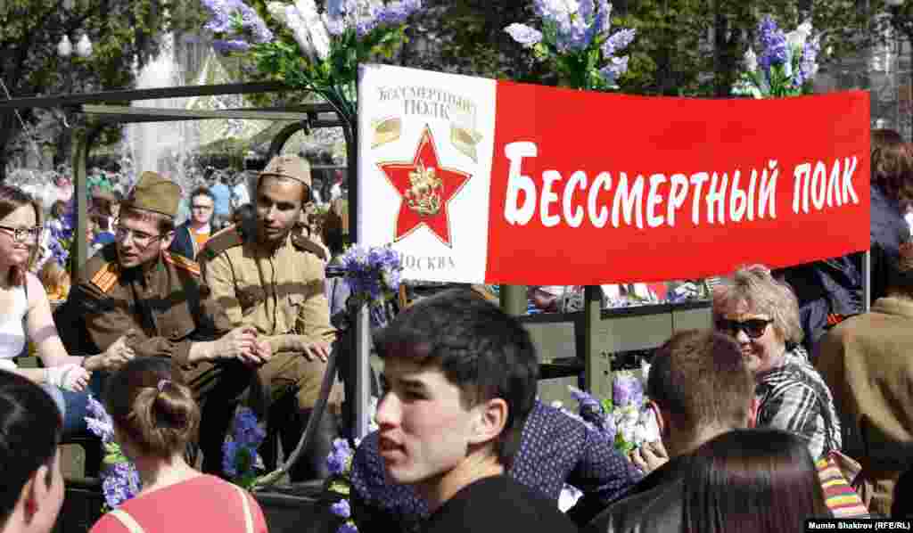 Участники акции &quot;Бессмертный полк&quot; собираются на Пушкинской площади