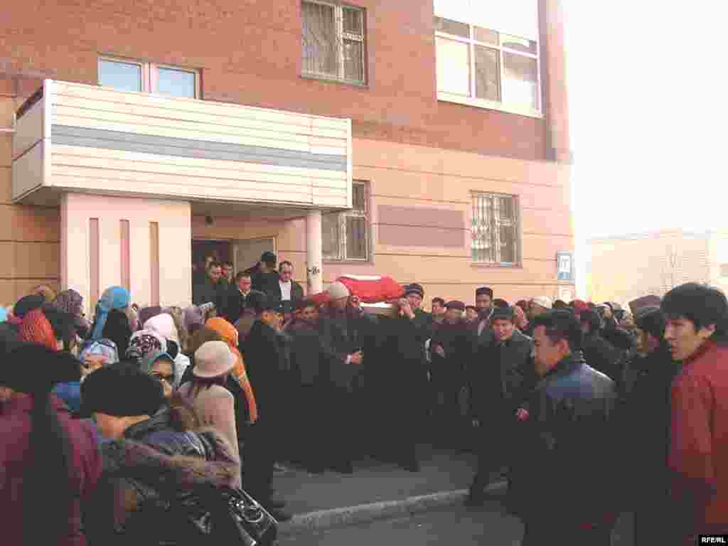 Десятки людей попрощались с молодой актрисой, в основном, во дворе дома, где она жила с мужем и тремя детьми.  - Десятки людей попрощались с молодой актрисой, в основном, во дворе дома, где она жила с мужем и тремя детьми. 