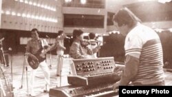 Владимир Пругло “Наристенин” биринчи курамында Азык Төлөгөнов, учурда белгилүү кинорежиссер Эрнест Абдыжапаров, Кыргыз эл артисти, маркум Шамшыбек Өтөбаев сыяктуу өнөрпоздор болгонун эскерет.