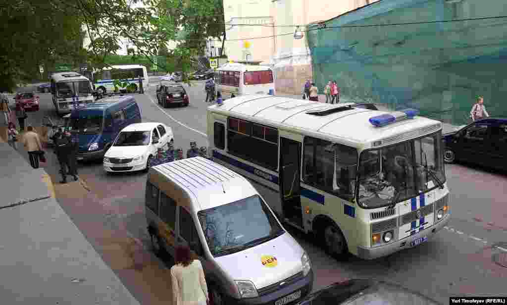 Полиции на прогулке с поэтами все больше. Поэтов раз в 50 меньше