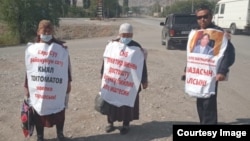 Оштон Бишкекке жөө бара жаткандар. Жалал-Абад облусу, 4-октябрь, 2021-жыл.