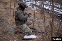 «Старлінк» наразі немає аналогів у світі. На фото: український військовослужбовець Starlink до роботи на позиціях у Донецькій області, Україна, 20 лютого 2024 року