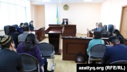 Ержан Өтембаевты босатуға қарсы шағым қаралған сот отырысы. Астана. 10 желтоқсан, 2014 жыл.   