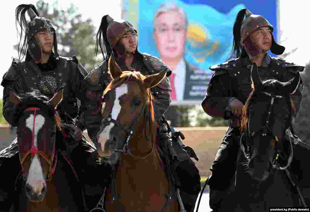 Казакстан Республикасынын президенти Касым-Жомарт Токаев 21-августта, Кыргыз Республикасына расмий сапар менен келди.