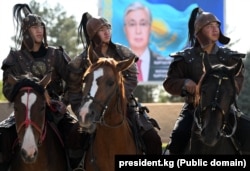 Қазақстан президенті Қасым-Жомарт Тоқаевтың ресми сапарына орай ұйымдастырылған іс-шараға қатысушылар. Бішкек, 21 тамыз, 2025 жыл.