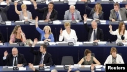 Франция - Члены Европейского парламента принимают участие в голосовании, Страсбург, 7 июля 2010 г.