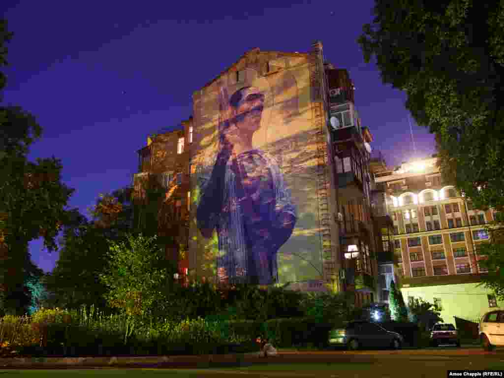 Мурал роботи іспанського художника на псевдо Aryz у дворику в центрі Києва (вулиця Велика Житомирська, 6А). На початку роботи сайту з мапою-збіркою муралів на ній було позначено лише кілька таких праць, тепер їх там близько 140, і це ще не всі