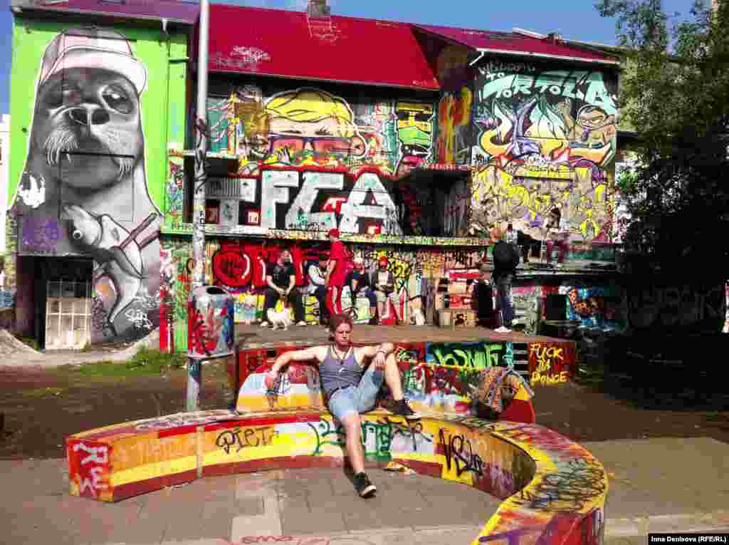 Если свернуть с&nbsp;Laugavegur, главной торговой улицы во дворы, можно увидеть такую картину