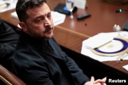 Президент України Володимир Зеленський зустрічається з президентом США Дональдом Трампом (на фото немає) під час обіду в кімнаті Кабінету міністрів Білого дому у Вашингтоні, округ Колумбія, США, 17 жовтня 2025 року