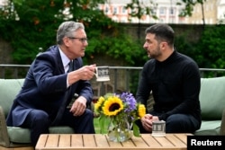 Прем'єр-міністр Великої Британії Кір Стармер розмовляє з президентом України Володимиром Зеленським у саду будинку за адресою Даунінг-стріт, 10, у центрі Лондона, Велика Британія, 14 серпня 2025 року