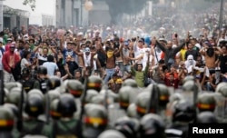 Выступления недовольных "чавистами" все еще продолжаются по всей Венесуэле