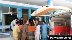 آرشیف، جسد یک رضاکار کمپاین واکسین پولیو که از سوی افراد مسلح در ننگرهار کشته شد