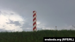 Памежны слуп у Кузьніцы на мяжы зь Беларусьсю